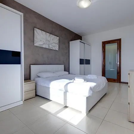아파트 Trendy 3 Bedroom In Center *