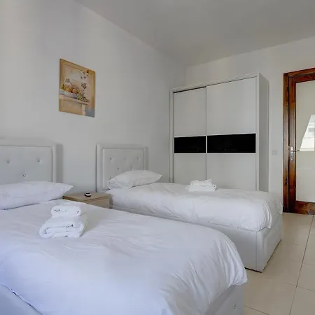 Apartamento Trendy 3 Bedroom In Center