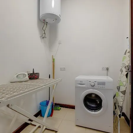 Trendy 3 Bedroom In Center Apartment *