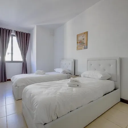 Trendy 3 Bedroom In Center