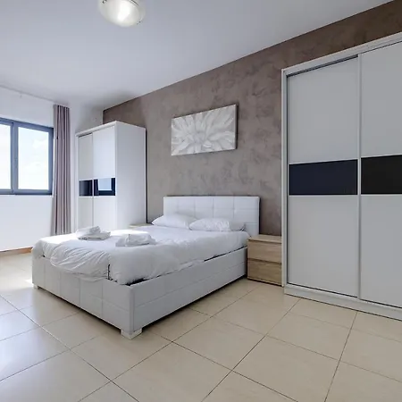 Trendy 3 Bedroom In Center *