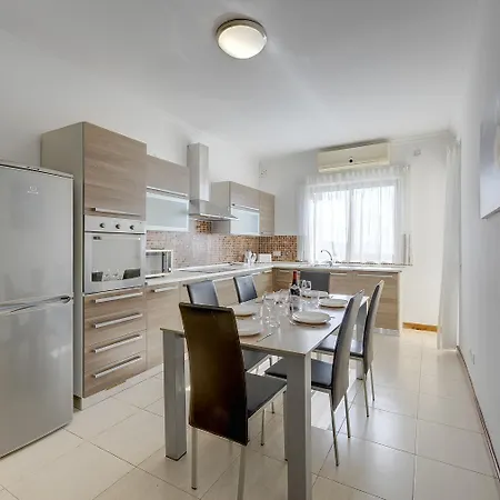 Trendy 3 Bedroom In Center *